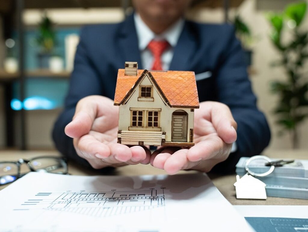 How do property lawyers help a new buyer?